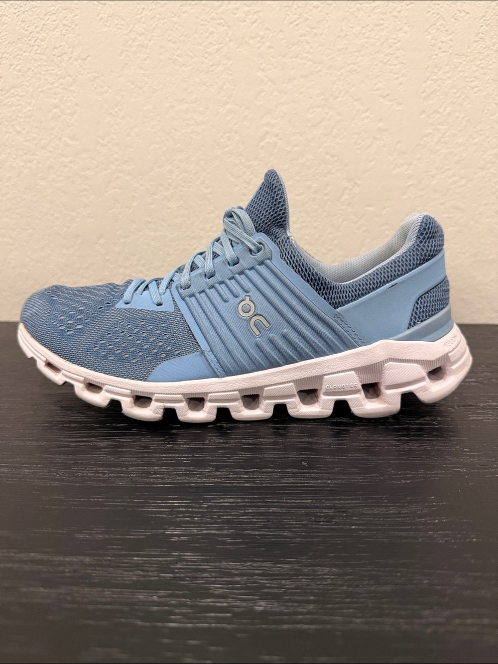 On Cloud Running Women's Size 8 Cloudswift in Light Blue and White W8 Training